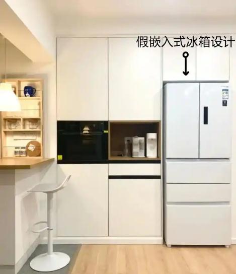 安裝了假嵌入式冰箱