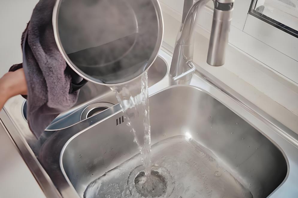 下水道堵塞那些錯(cuò)誤方法：下水道一堵就拿熱水沖