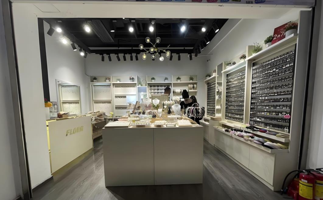 重慶店面裝修多少錢一平米？2025年報價解析+省錢避坑全攻略